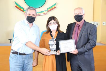 Em cerimônia fechada, professora Iara Beatriz recebe o Título de Cidadã Caçapana