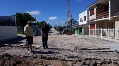 Vereador Marquinho fiscaliza obra inacabada no Bairro Floresta Vereador Marquinho fiscaliza obra inacabada no Bairro Floresta
