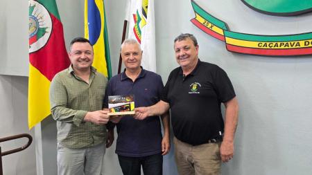 CTG Família Nativista entrega troféu em agradecimento a Projeto de Lei