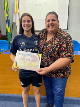 Mirella Biacchi entrega Moção de Aplauso para atleta caçapavana