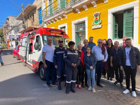 Município recebe nova ambulância do SAMU