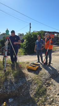 Vereador acompanha medições dos projetos de pavimentação no bairro Batista Vereador acompanha medições dos projetos de pavimentação no bairro Batista
