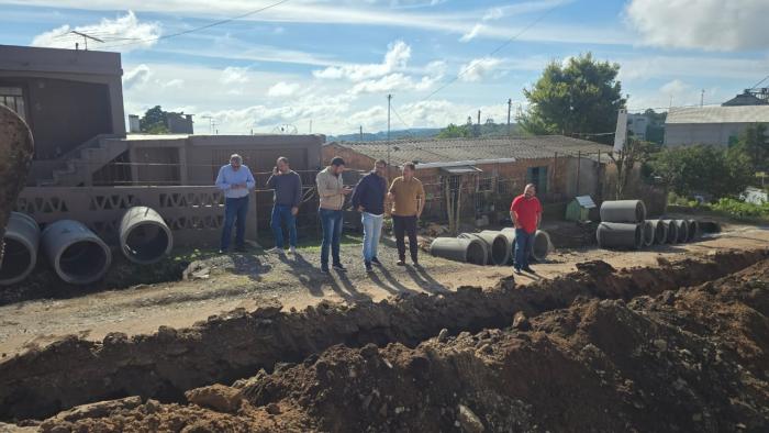 Vereador acompanha início da obra de calçamento na rua Romana Cecchin