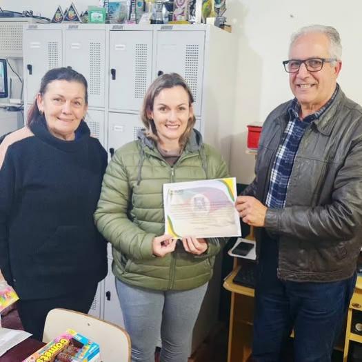 Presidente entrega moção de aplauso à Escola Dona Maria José da Rosa 