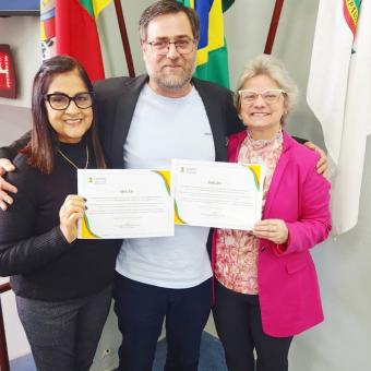 Vereador entrega Moção de Aplauso a Vereadora e a Chefe de Gabinete