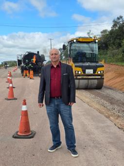 Vereador acompanha avanços nas obras de asfaltamento da Avenida Lima e Silva